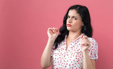 Genç kadın ile tiksinti yüz ifadesi