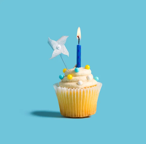 Cupcake con candela accesa — Foto Stock