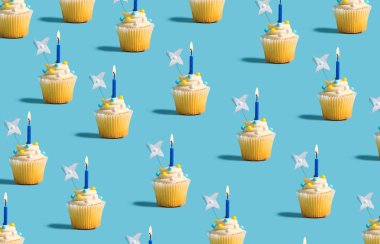 Mumları yanan kekler.