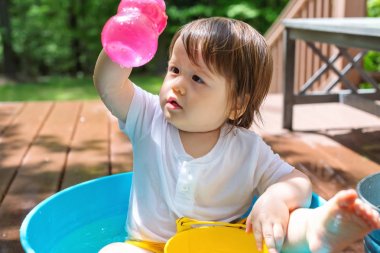 Su ile oynamak genç yürümeye başlayan çocuk