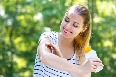 Güneş kremi sürmüş genç bir kadın