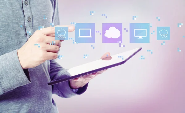 Cloud Computing az ember, aki egy tabletta — Stock Fotó