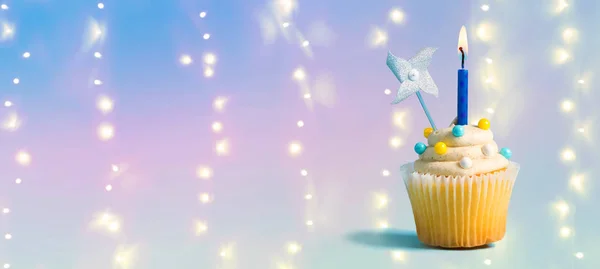 Cupcake egy gyertyát gyújtott — Stock Fotó