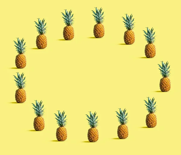 Okrągła rama ananasów — Zdjęcie stockowe