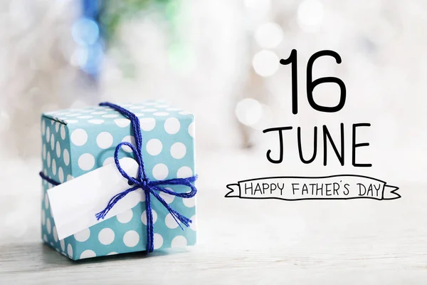 16 Junio Feliz Día del Padre mensaje con caja de regalo — Foto de Stock