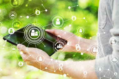 Tabletini tutan adam ile sosyal bağlantılar teması