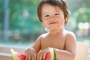 Karpuz yeme yürümeye başlayan çocuk