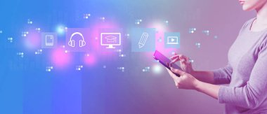 E-öğrenme ile bir tablet kullanan kadın