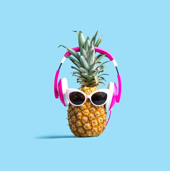 Pineapple wearing headphones — Stock Photo, Image