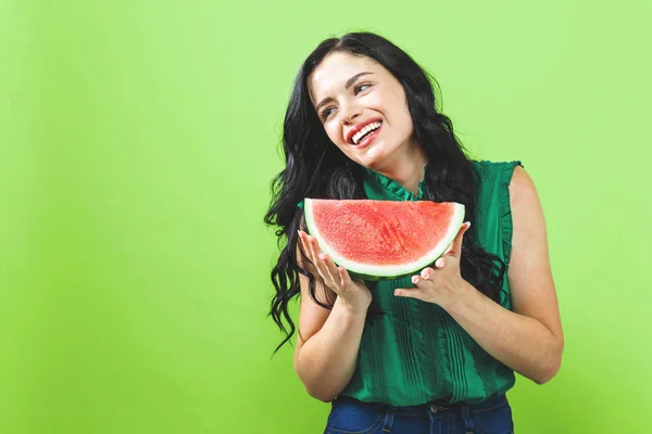 Jonge vrouw bedrijf watermeloen — Stockfoto