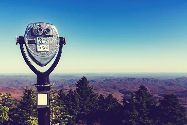 산 풍경 바라보는 코인 쌍안경 — 스톡 사진