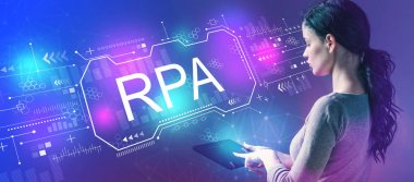 Bir kadının tablet kullandığı robot işlem otomasyon konsepti