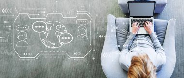 Dizüstü bilgisayar kullanan insanla Dil öğrenme