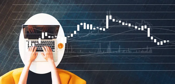 Candlestick diagram med person som använder en bärbar dator — Stockfoto