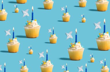 Yanan mumlar ile büyük ve küçük cupcakes