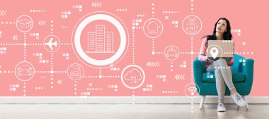 Dizüstü bilgisayar kullanan bir kadınla akıllı şehir konsepti