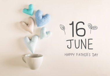 Babalar Günü mesajı mavi kalp yastıklarıyla.