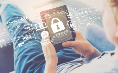 Tablet kullanan adam ile güvenlik teması 