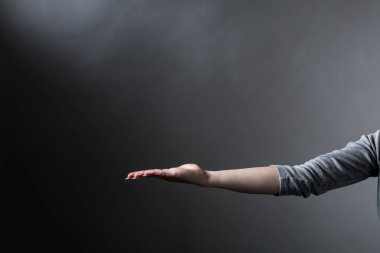 Bir şey tutan kişi