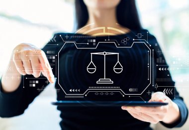 Tablet kullanan kadın ile Adalet teması