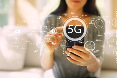 Akıllı telefon kullanan kadın ile 5g ağ