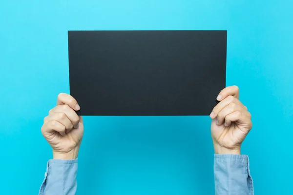 Mano sosteniendo una tarjeta de notas — Foto de Stock