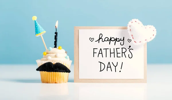 Vaders dag bericht met een cupcake — Stockfoto