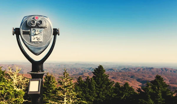 Binocolo a monete che si affaccia su un paesaggio montano — Foto Stock