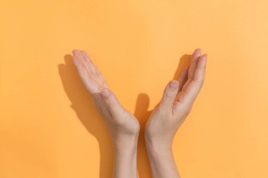 Görüntüleme hareketi yapan kişi