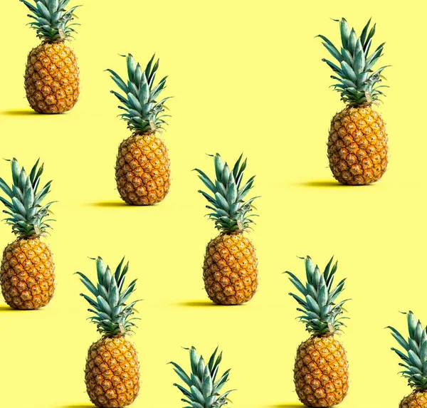 Ananas sur fond de couleur unie — Photo