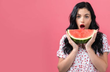 genç bir kadın tutarak karpuz