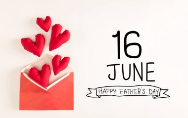 Kırmızı kalp yastıkları ile Fahter Günü mesajı