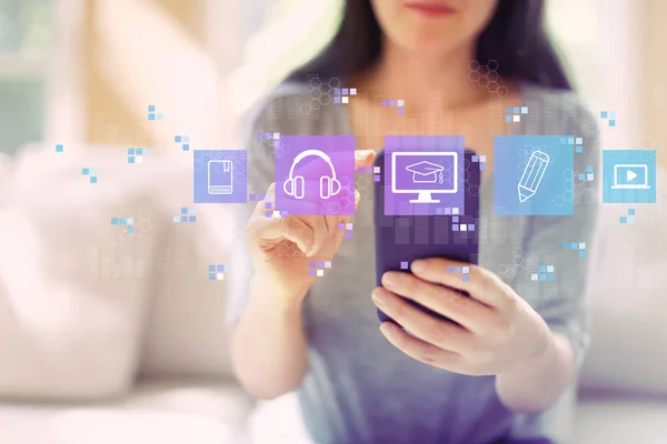 Aprendizaje electrónico con una mujer usando un teléfono inteligente — Foto de Stock