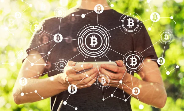 Bitcoin-Thema: Mann hält sein Smartphone — Stockfoto