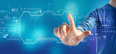 Bir adam ile teknoloji ekranı