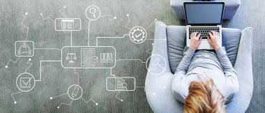 Uyum tema ile bir dizüstü bilgisayar kullanan adam