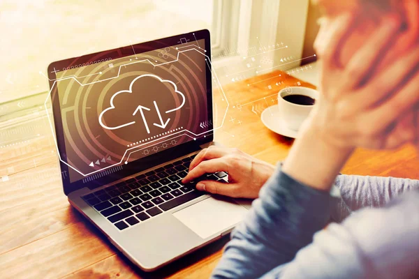 Cloud Computing med man använder en bärbar dator — Stockfoto