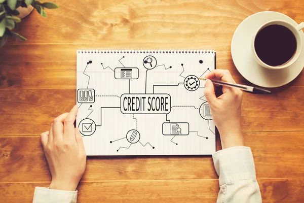 Credit Score tema med en person som skriver i en antecknings bok — Stockfoto