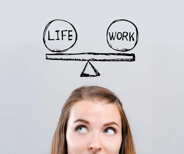 Equilíbrio de vida e trabalho com a jovem — Fotografia de Stock