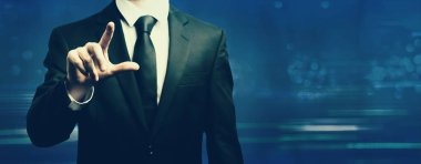 bir şey işaret eden işadamı