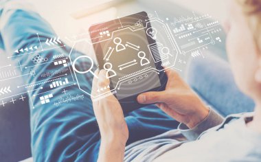 İnsan kaynakları teması ile adam bir tablet kullanarak 