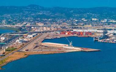 Hava görünümündeki Oakland Harbor otoyolu