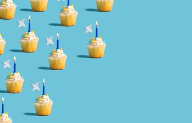 Mumları yanan kekler.