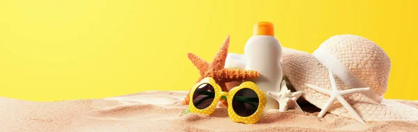Sunblock cumisüveg nyári kiegészítőkkel — Stock Fotó
