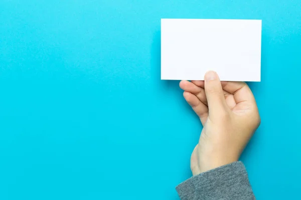 Mano sosteniendo una tarjeta de notas — Foto de Stock