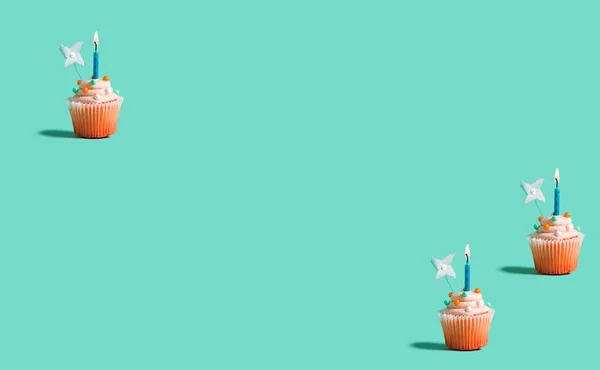 Cupcake con candele accese — Foto Stock