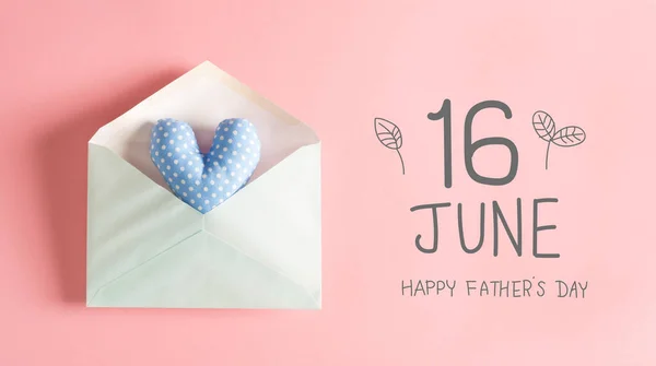 Mensagem do Dia dos Pais com uma almofada de coração azul — Fotografia de Stock