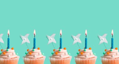 Mumları yanan kekler.