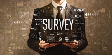 Bir tablet bilgisayar tutan işadamı ile anket 