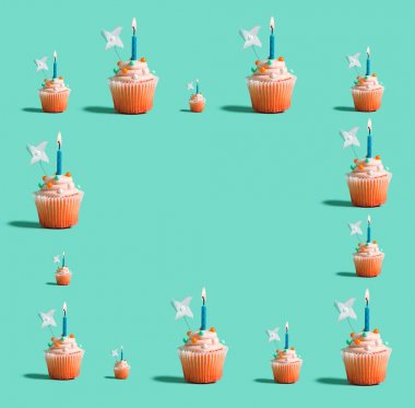 Mumları yanan kekler.